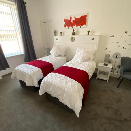 Impeccable 1-Bed Apartment Perth A Home From Home Extérieur photo