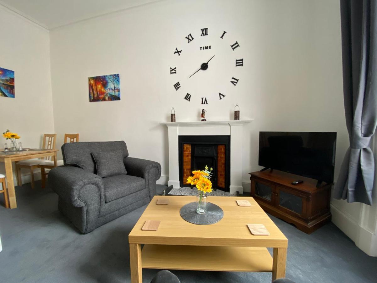 Impeccable 1-Bed Apartment Perth A Home From Home Extérieur photo