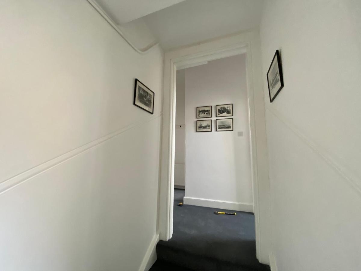 Impeccable 1-Bed Apartment Perth A Home From Home Extérieur photo